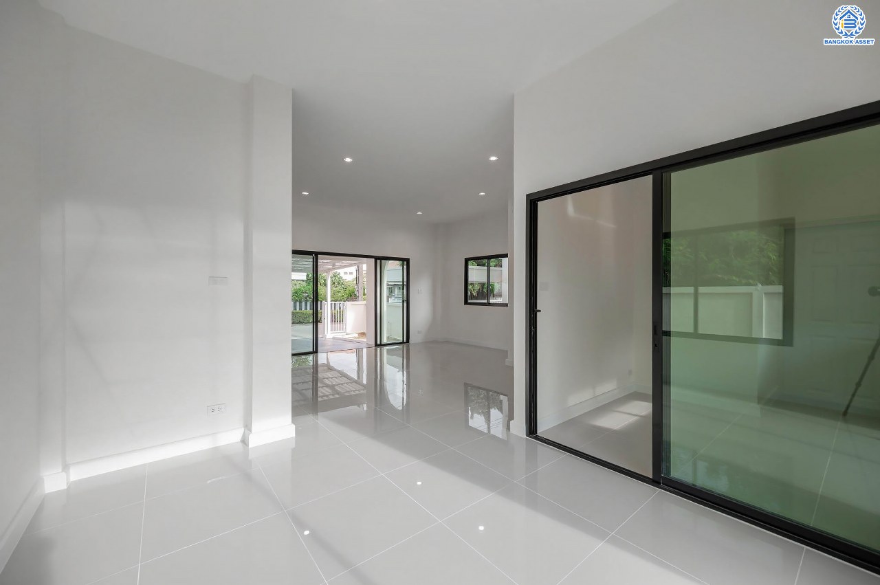 บ้านมือสองตกแต่งใหม่ โครงการ มณธานี บางแค บ้านเดี่ยว 3 ชั้นหลังมุม ดีไซน์หรูหรา เนื้อที่กว้าง 65.6 ตร.ว. พื้นที่ใช้สอย 240 ตร.ม. ฟังก์ชัน 5 ห้องนอน 4 ห้องน้ำ 2 ที่จอดรถ ฟังก์ชันครบตอบทุกไลฟ์สไตล์ บนทำเลศักยภาพ เชื่อมต่อถนนกาญจนาภิเษก ใกล้เดอะมอลล์บางแค ใกล้รถไฟฟ้าสายสีน้ำเงิน "สถานีหลักสอง" และจุดขึ้นทางด่วน "กาญจนาภิเษก"